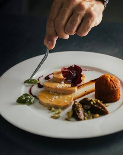Chef réalisant le dressage d’une assiette événementielle à Marrakech