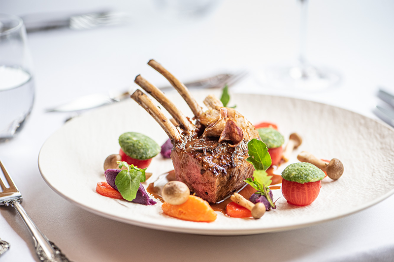 Carré d’agneau rôti & jus corsé — Plat signature
