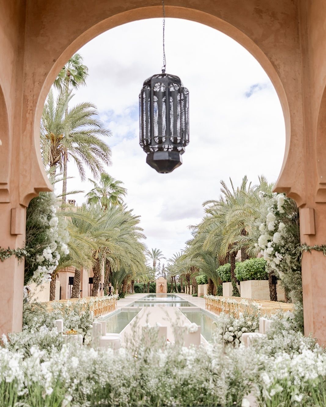 Cérémonie de mariage au bord d’un bassin dans un palais de Marrakech