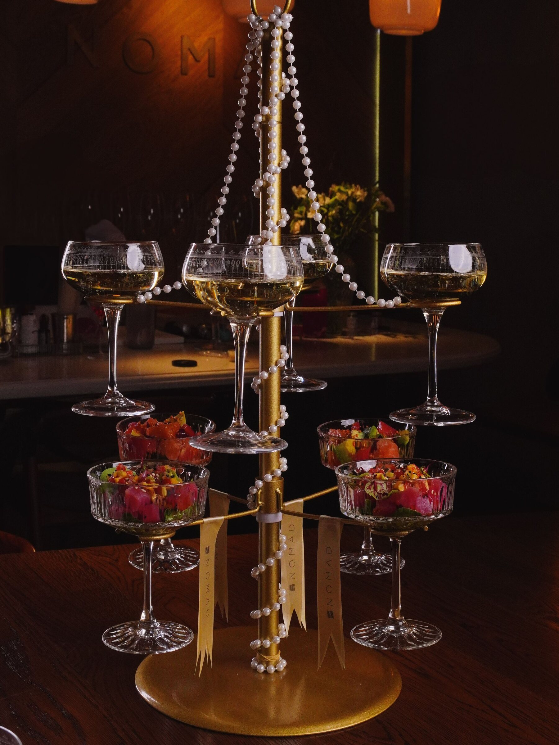 Tour de cocktails en verrerie suspendue — Bar scénographié