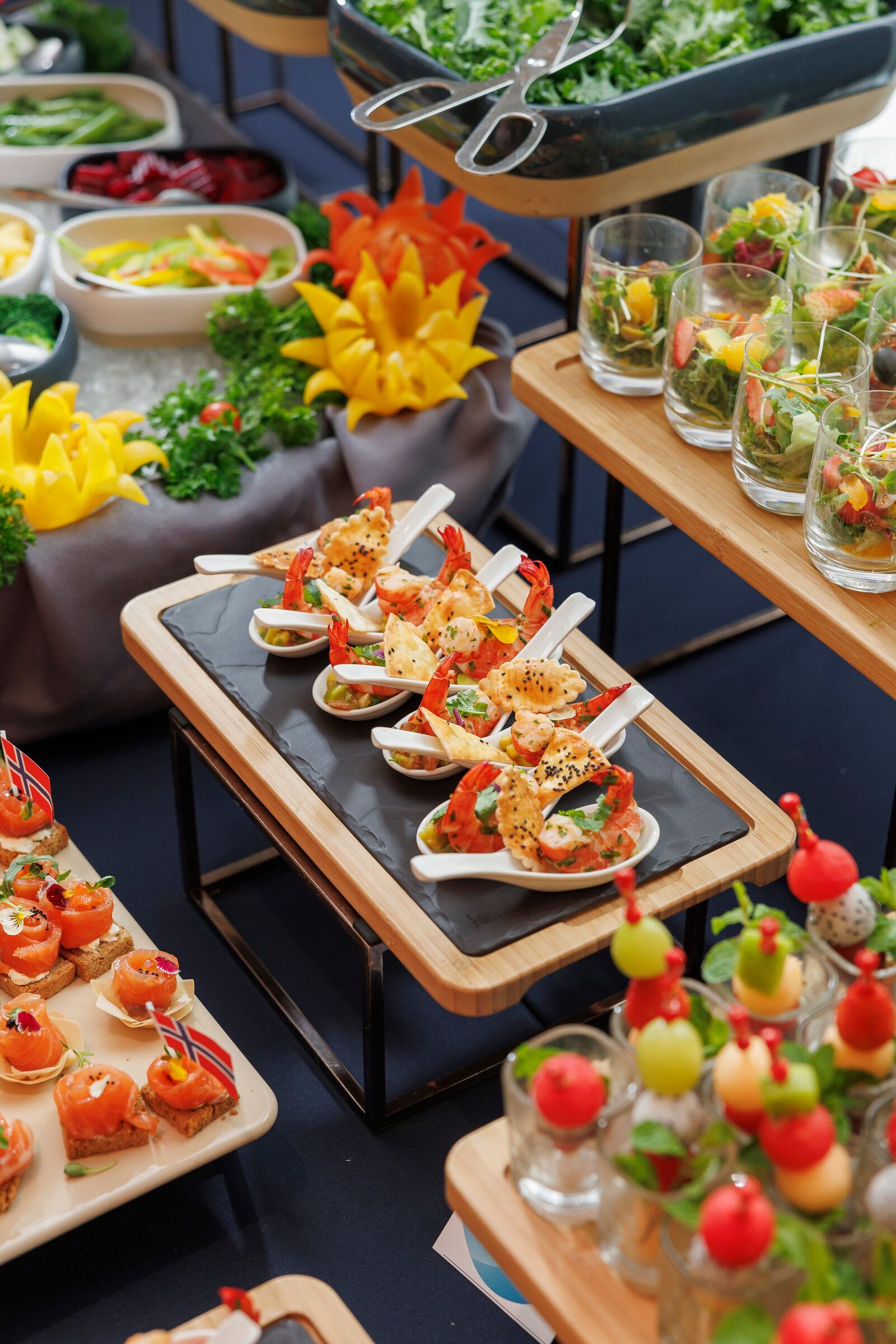 Canapés fins en composition chromatique — Hospitalité culinaire