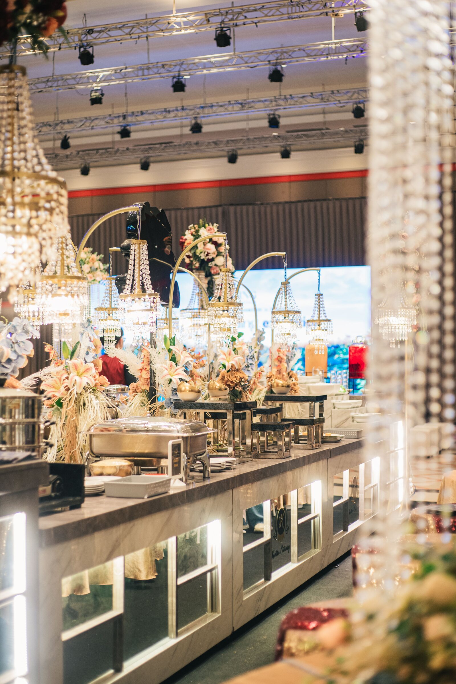 Buffet miroir aux détails cristallins — Hospitalité de marque