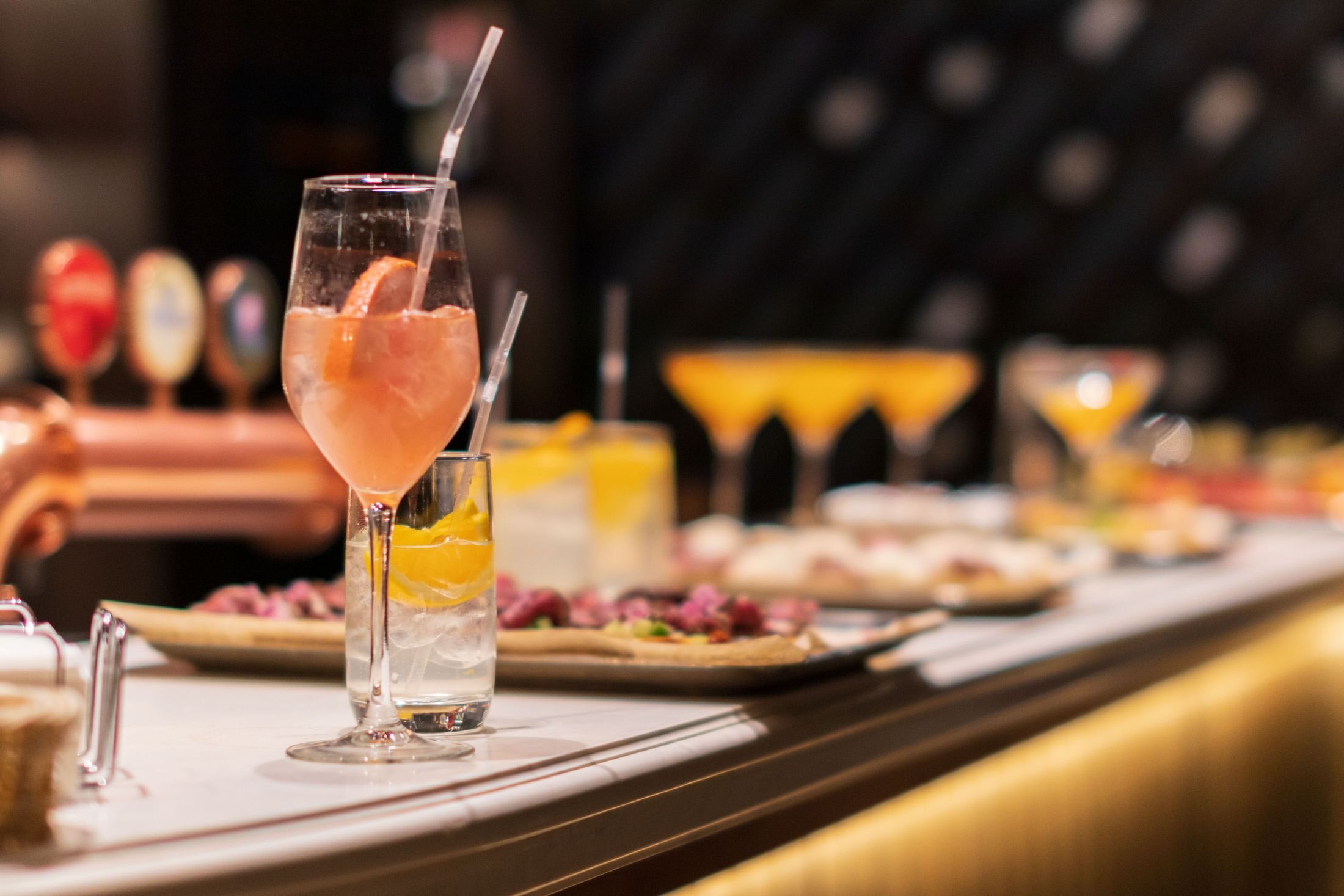 Cocktails signature préparés au bar — Accueil & networking