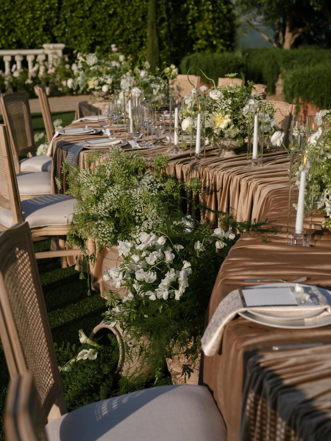 Lin bronze & fleurs de jardin — Table impériale