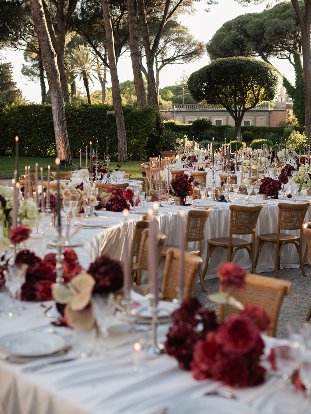 Tables ivoire aux floraisons bordeaux — Réception au jardin