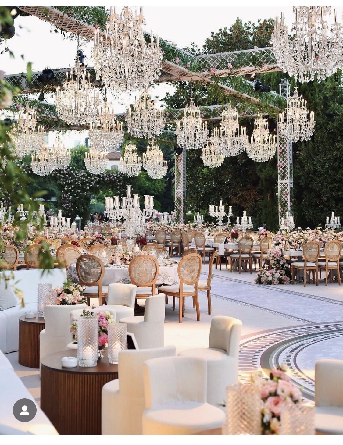 Réception sous un ciel de chandeliers à Marrakech