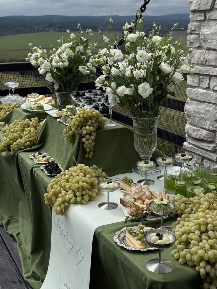 Buffet végétal aux grappes de raisin — Scénographie culinaire