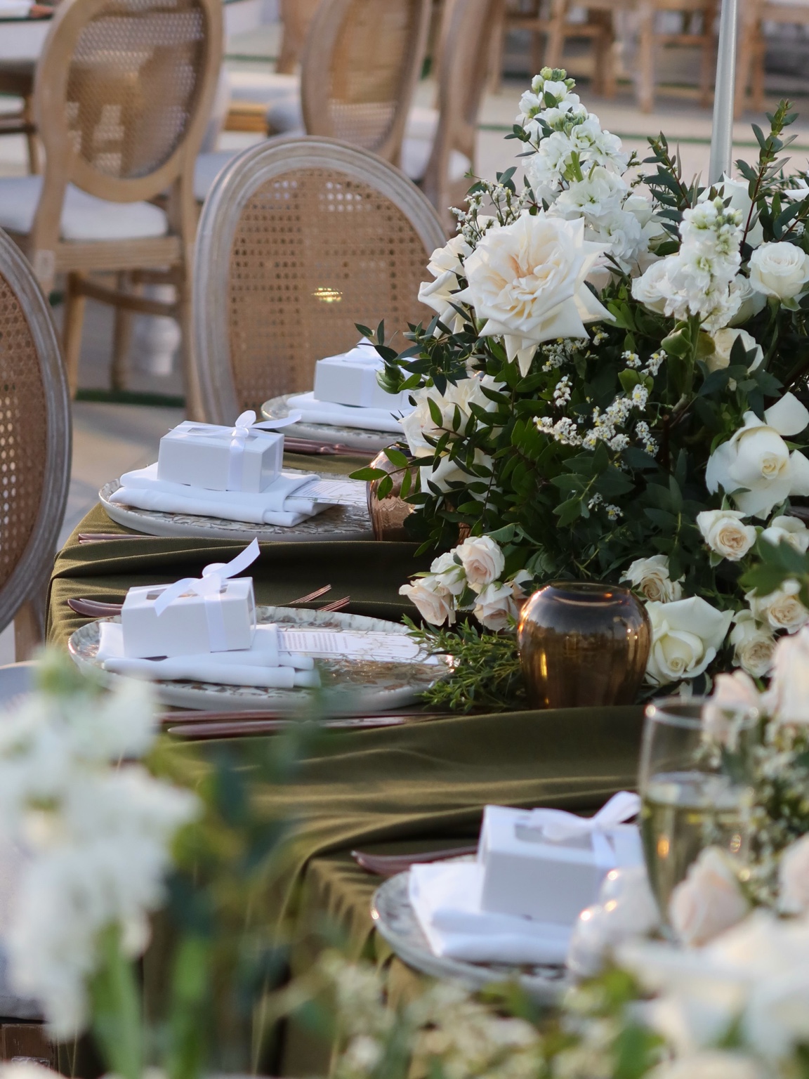 Orchidées blanches & feuillage d’olivier — Détail de table