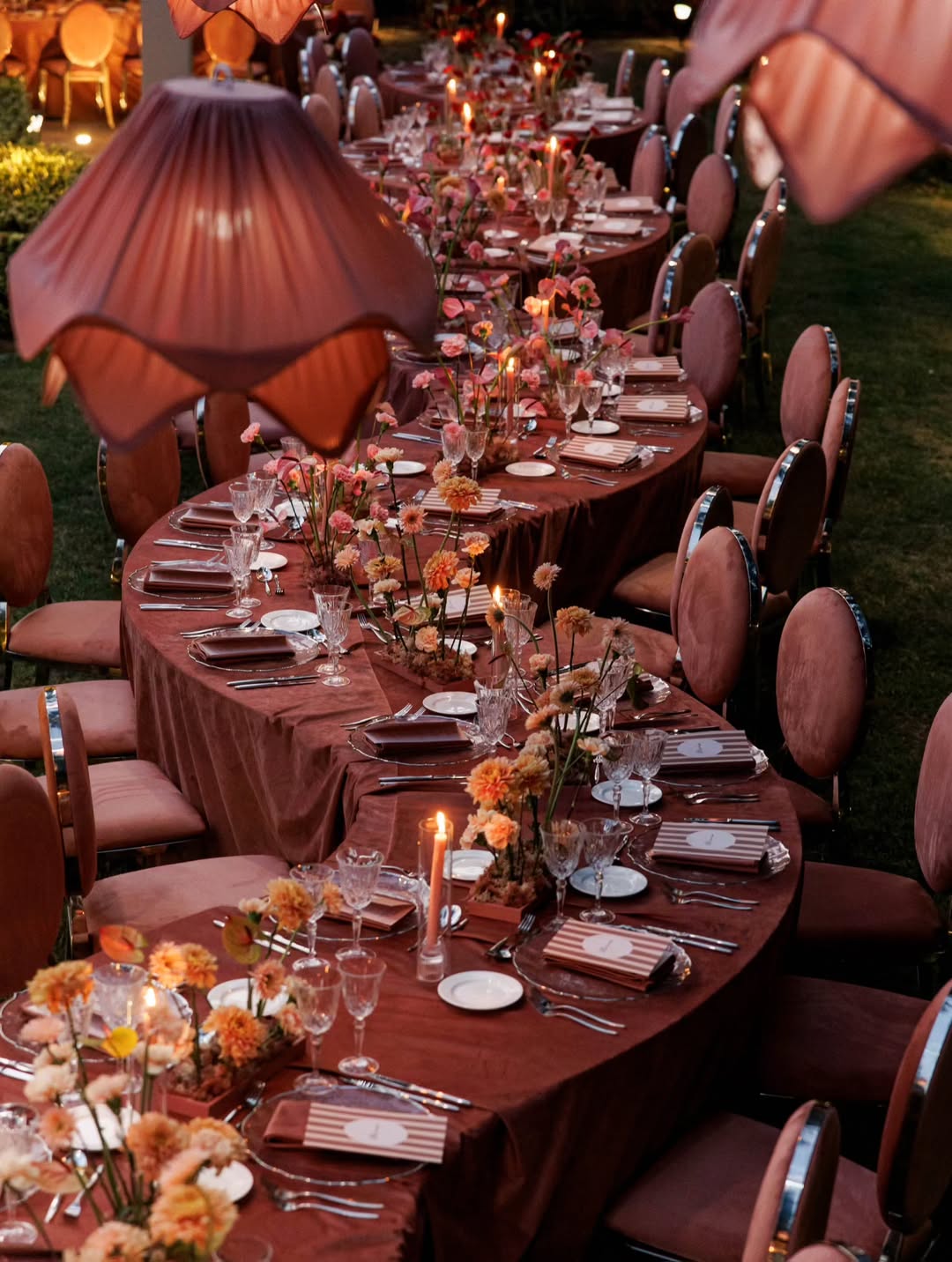 Table terracotta à la lueur des bougies — Dîner de réception