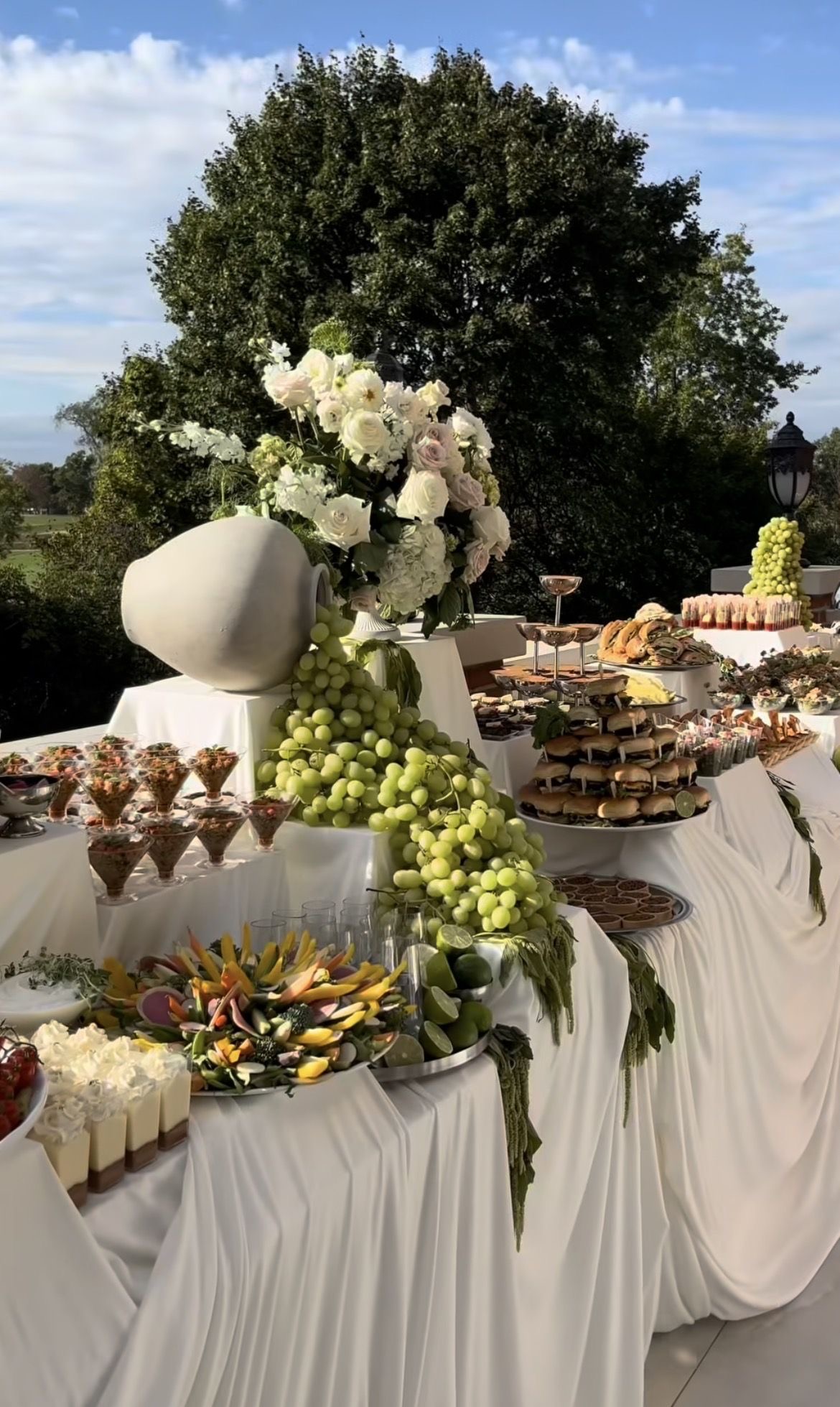 Buffet floral aux volumes sculpturaux — Scénographie culinaire