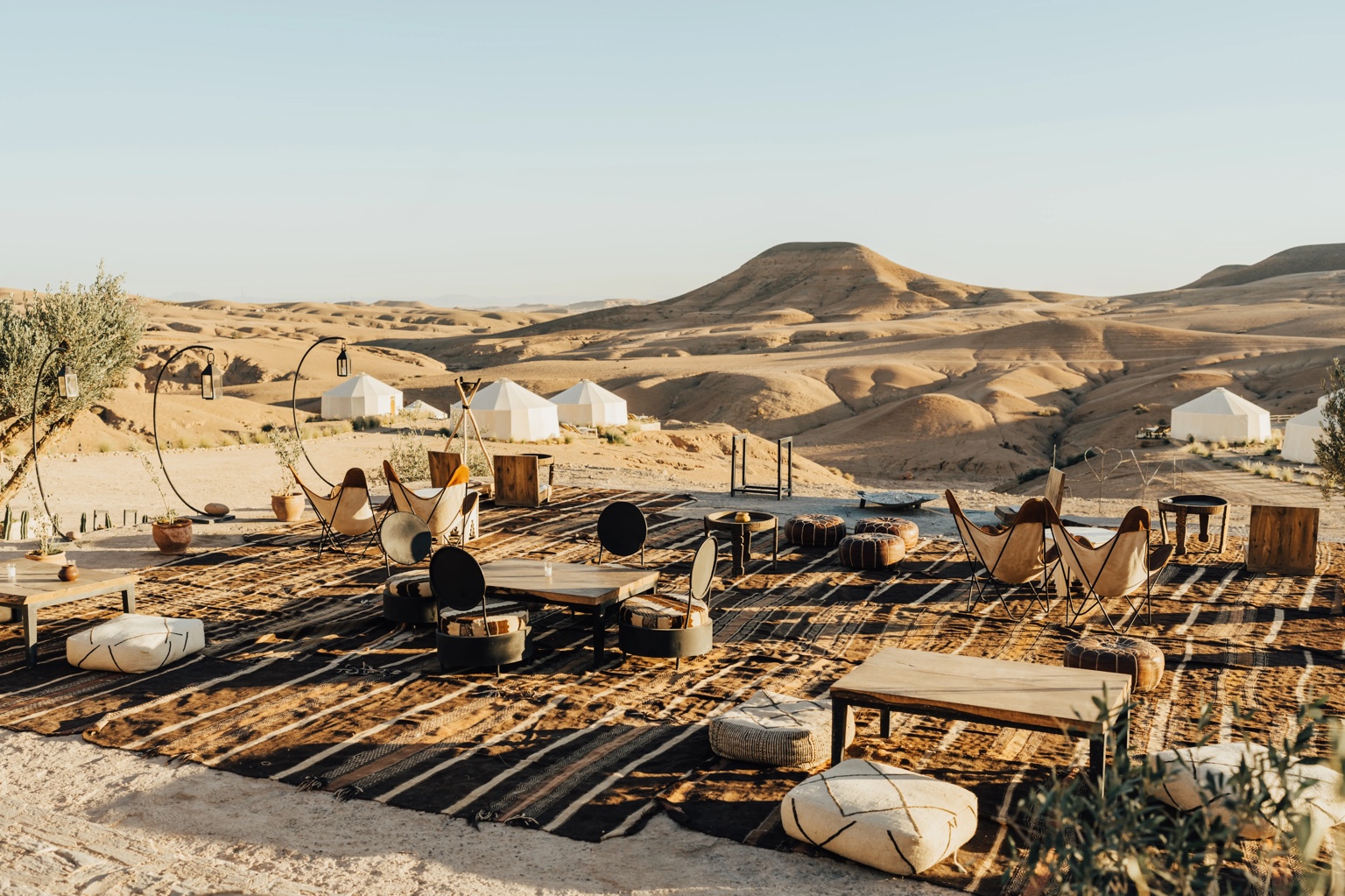 Salon privé face aux dunes d’Agafay — Destination confidentielle