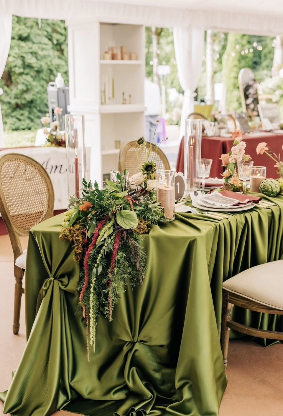 Drapé vert olive & composition végétale — Art de la table
