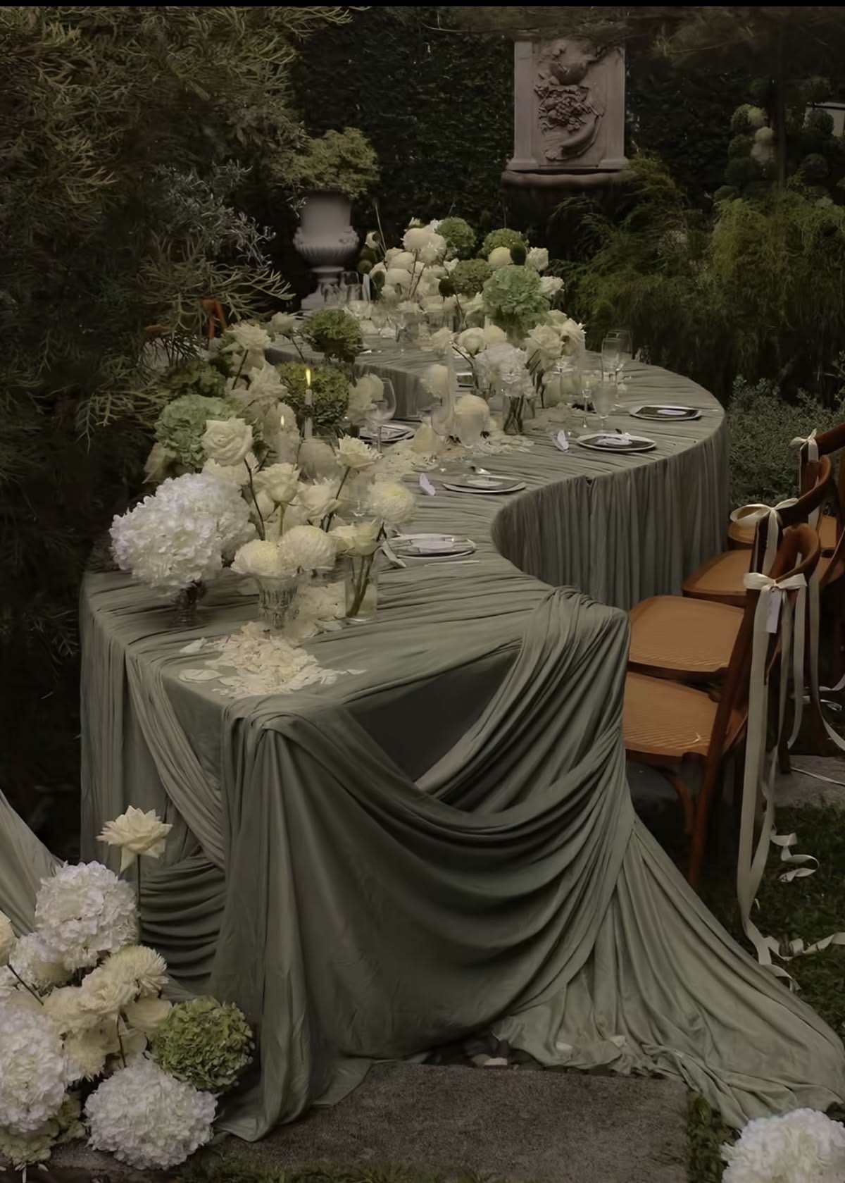 Table drapée sauge & hortensias blancs — Dîner privé