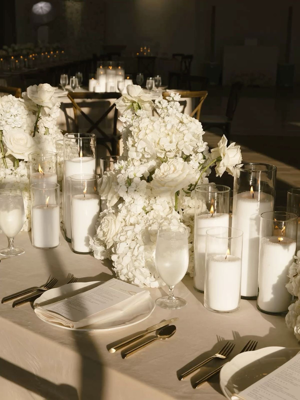 Fleurs blanches & chandeliers de verre — Mise en lumière