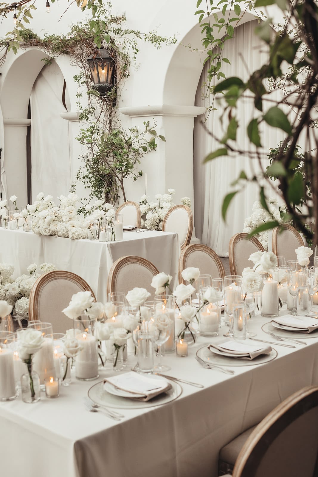 Réception blanche sous les arches — Dîner de famille