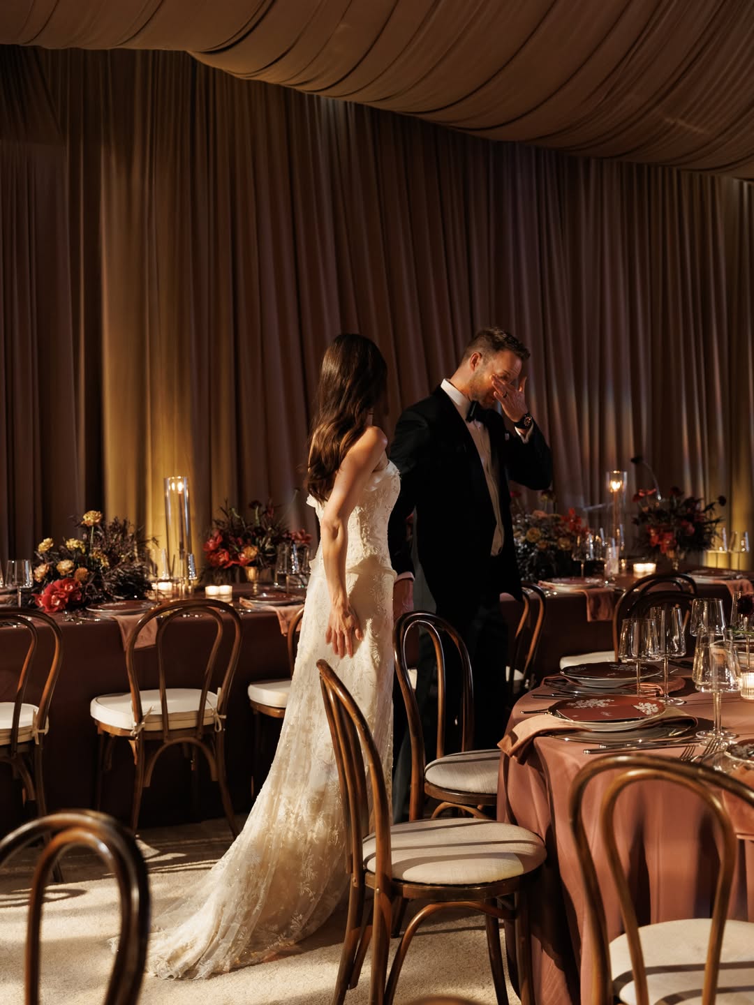 Découverte de la salle à la lueur des bougies — Dîner de mariage