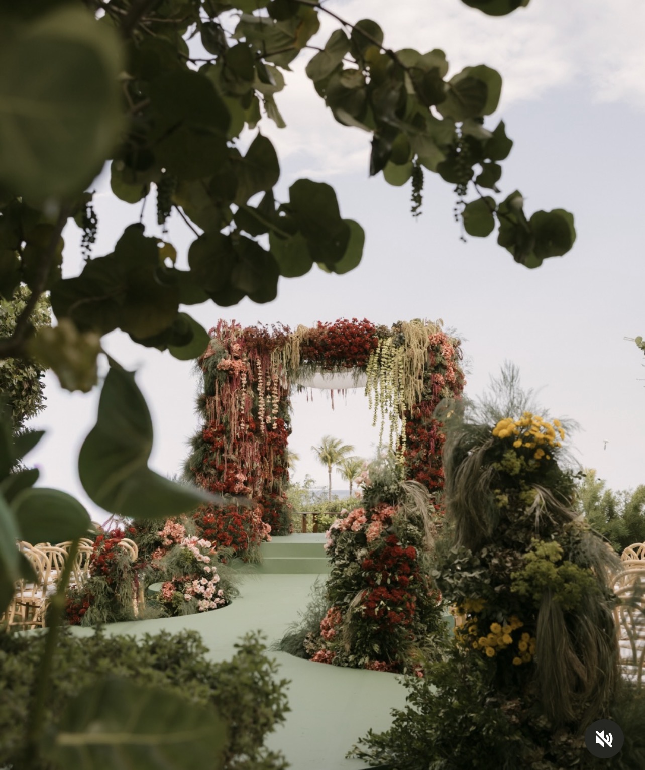 Arche florale aux tonalités chromatiques — Cérémonie créative
