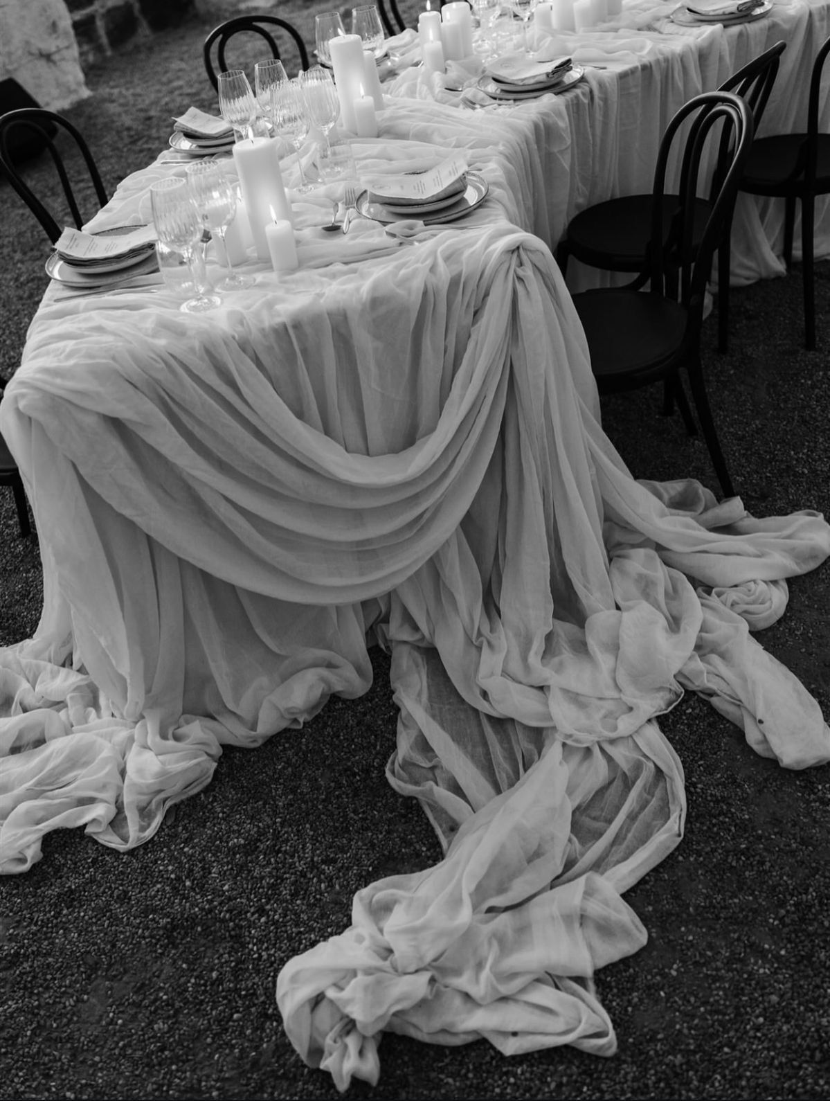 Drapé sculptural de la table d’honneur — Art de la table