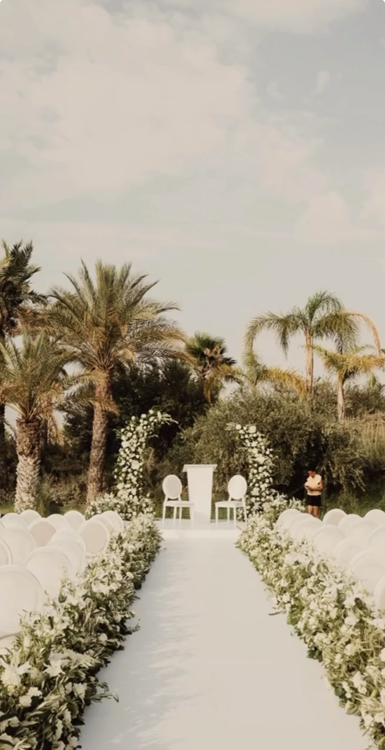 Allée florale sous la palmeraie — Cérémonie en plein air