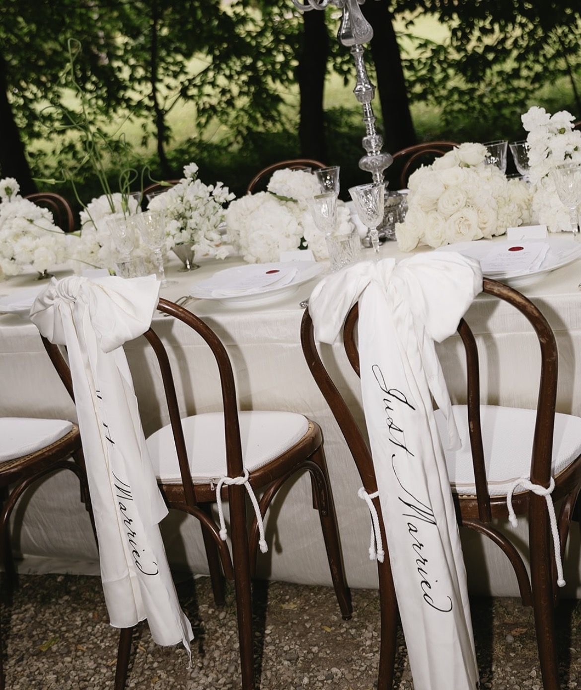 Dossiers de chaise en étoffe calligraphiée — Personnalisation des places
