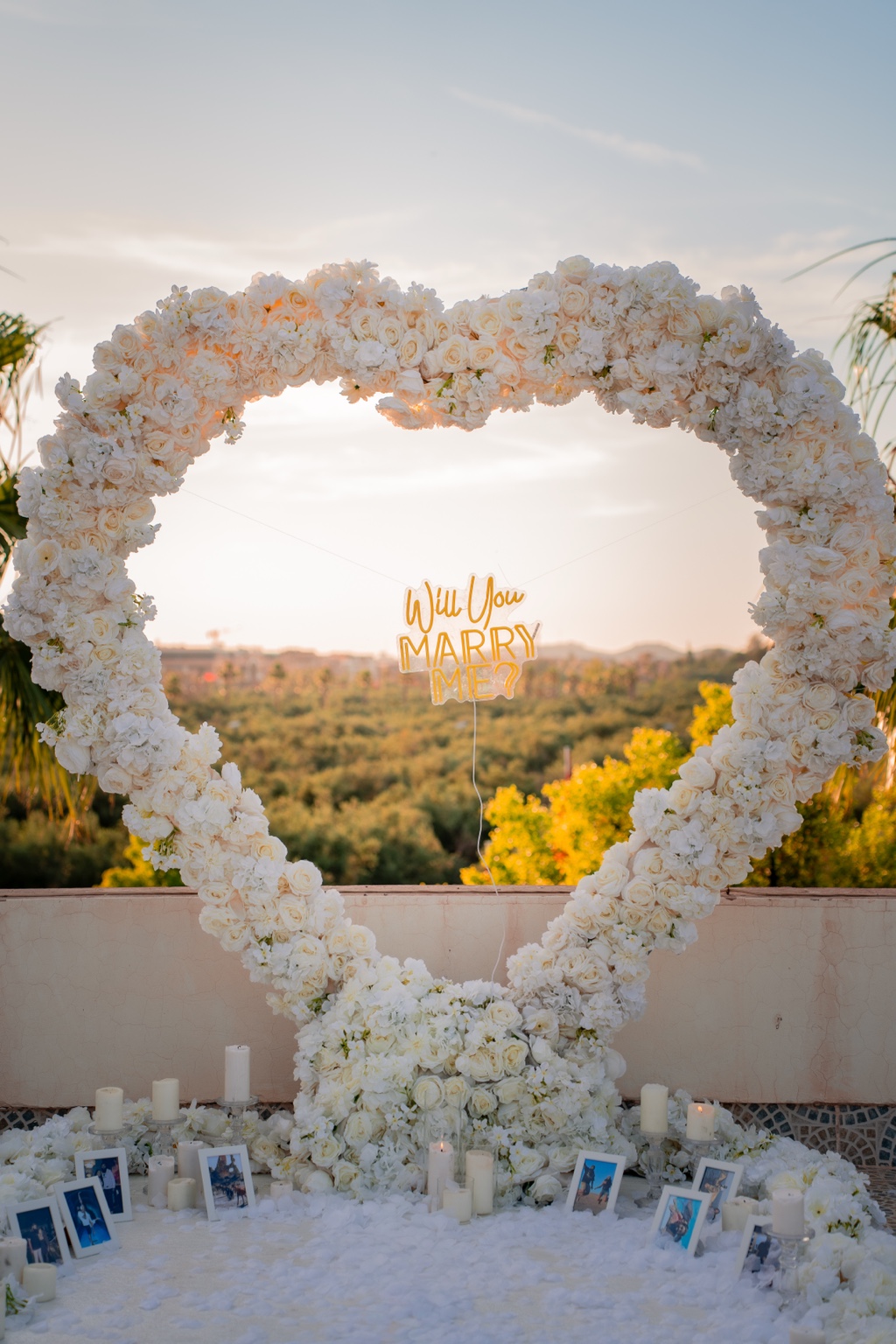 Cœur floral face au coucher du soleil — Scénographie romantique
