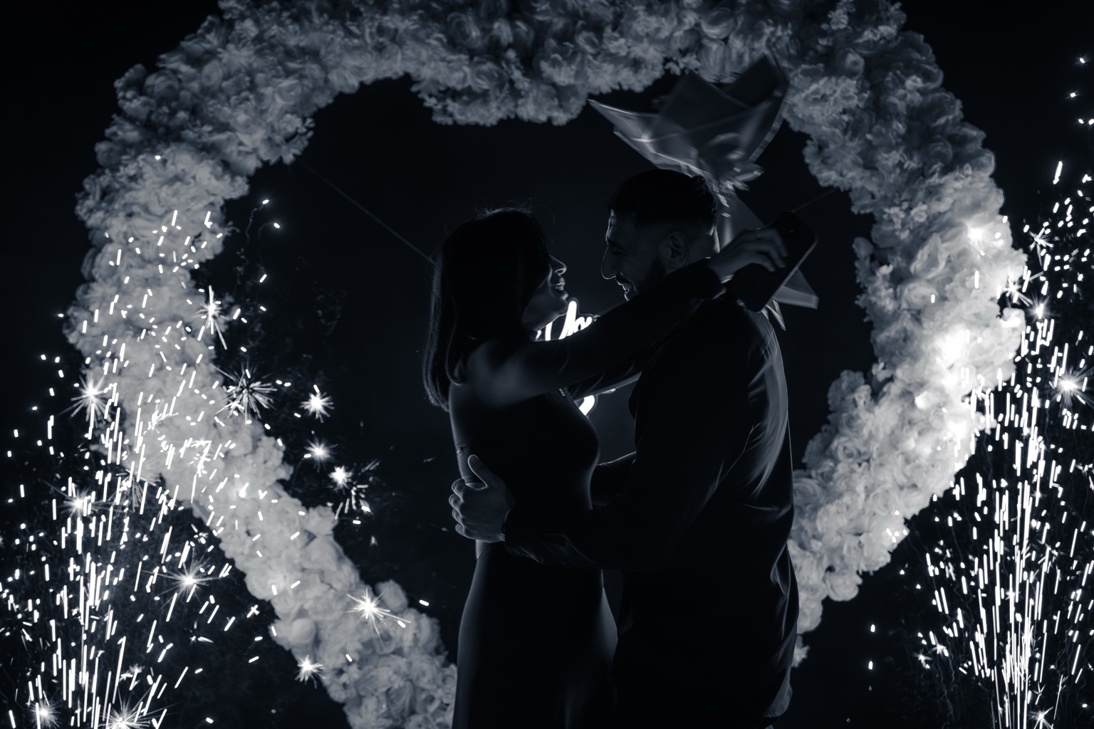 Cœur floral sous pluie d’étincelles — Mise en scène nocturne